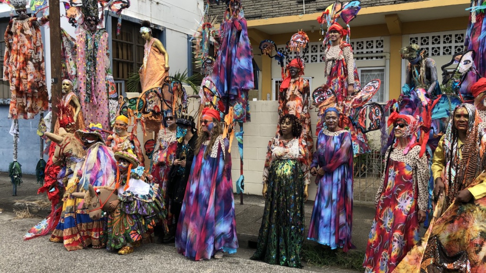 Moko Somõkõw, la galardonada agrupación de zanqueros que reúne tradiciones de diferentes partes del mundo.