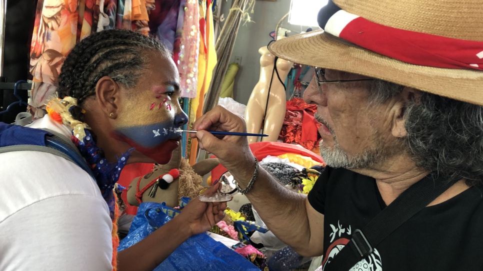 Virgilio y María se preparan antes de subirse al escenario en el martes de Carnaval en Trinidad y Tobago.