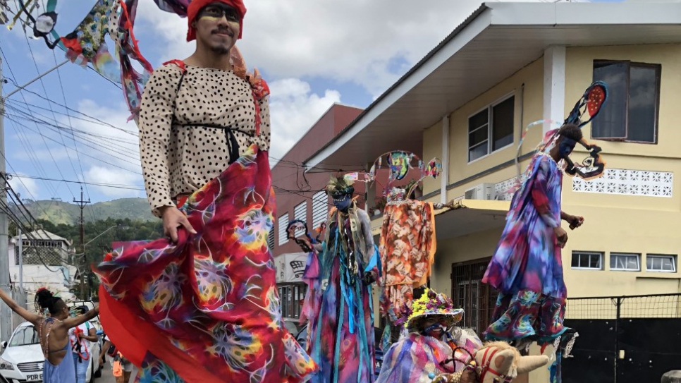 El desfile de la agrupación de zanqueros Moko Somõkõw en las calles de Port-of-Spain, en Trinidad y Tobago.