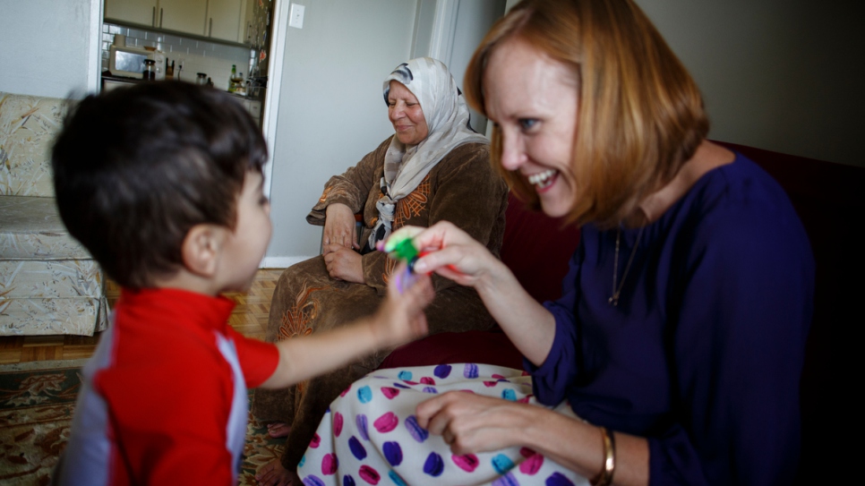 Su principal patrocinadora, Jessie Thompson (a la derecha) con Jameeleh y el hijo de Mohammed, Taim.