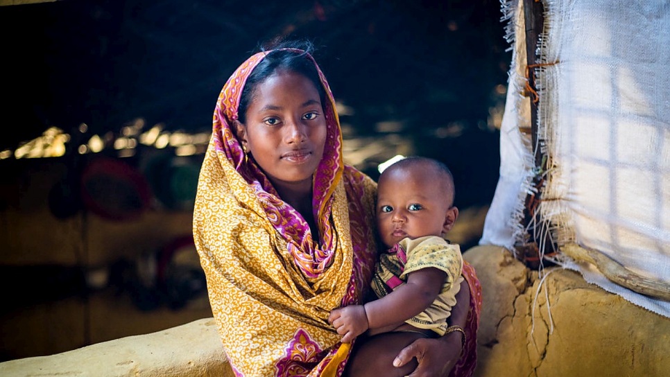 Samira, 20, and her baby in Kutupalong camp.