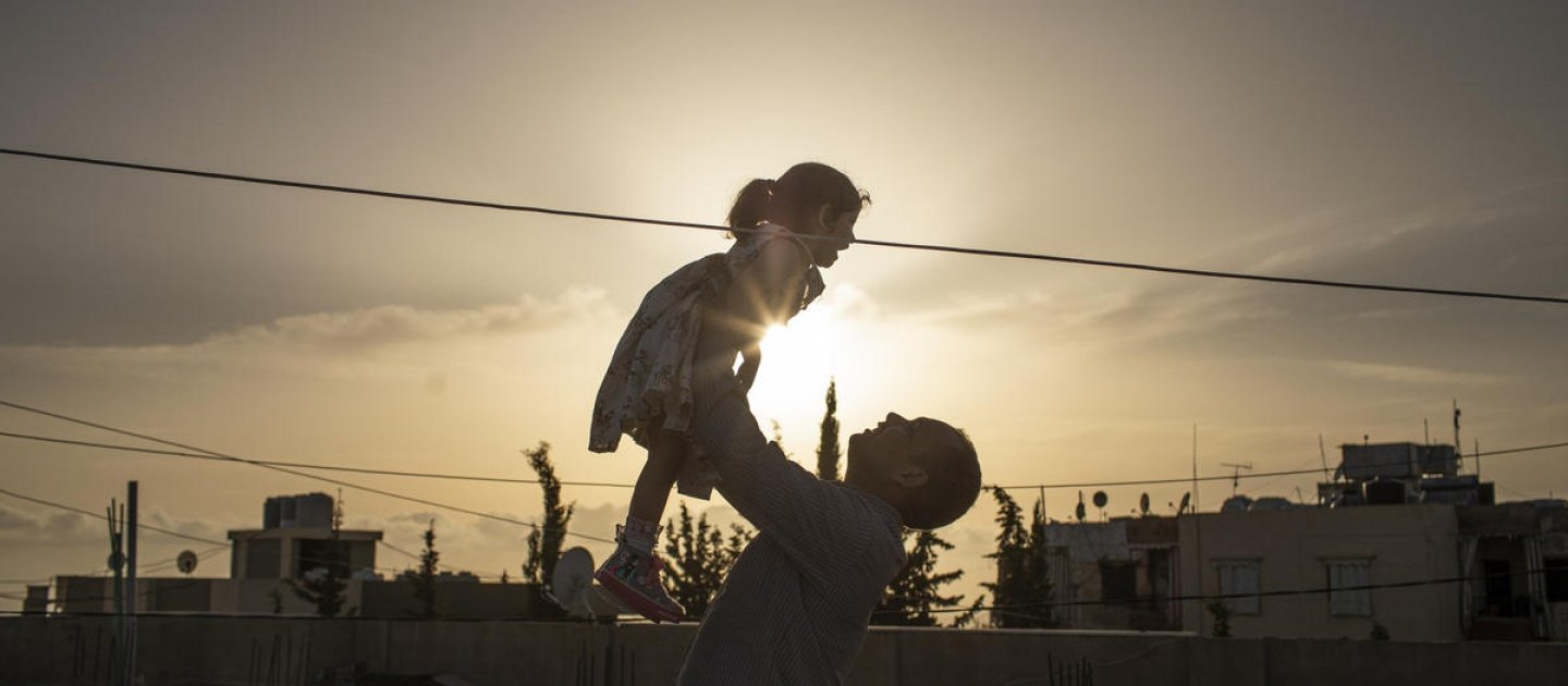 Mohammad, réfugié syrien, et sa fille Yasmine sur le toit de leur maison à Barja, Liban.

