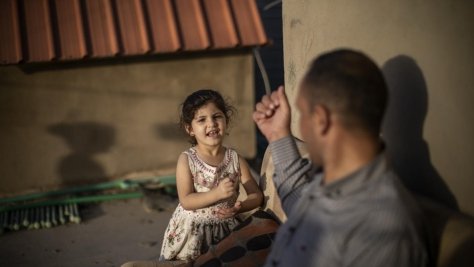 Le réfugié syrien Mouhamad, 37 ans, joue avec sa fille âgée de trois ans, Yasmine Al Sham, sur leur toit à Barja, au Liban. 