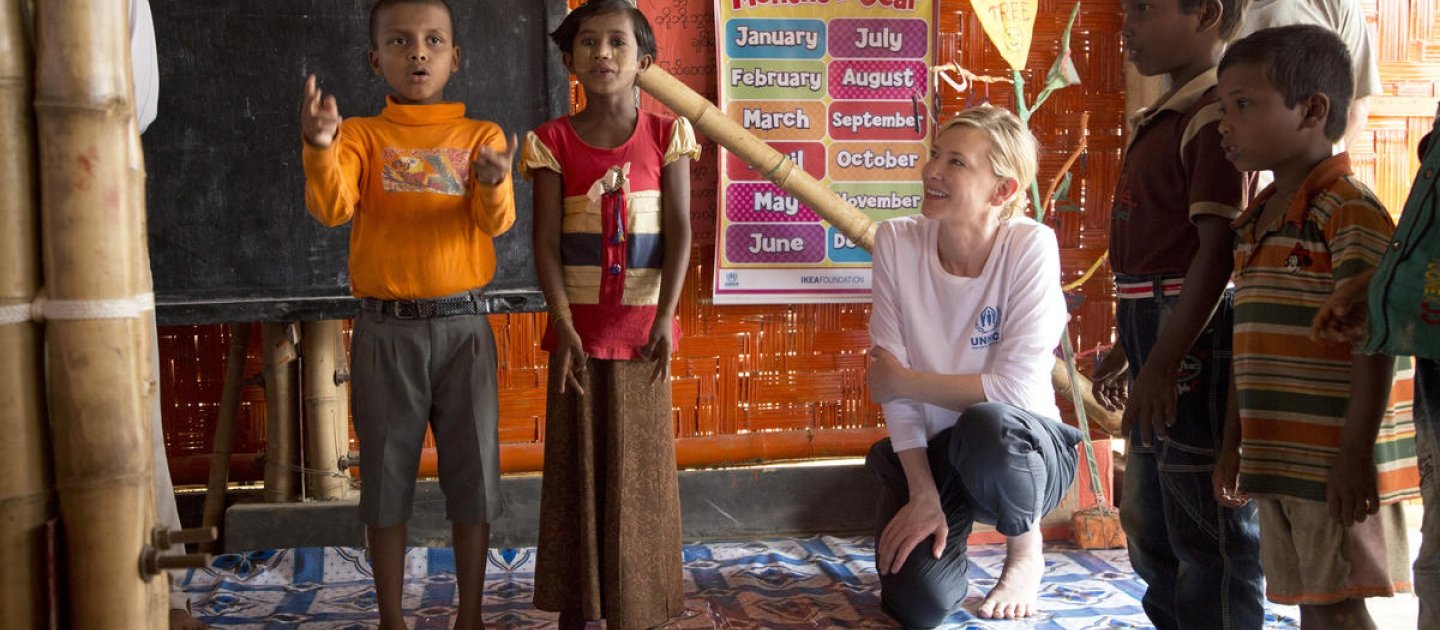 Cate Blanchett, ambassadrice de bonne volonté du HCR, rencontre de jeunes réfugiés rohingyas au centre d'apprentissage temporaire financé par le HCR et géré par son partenaire CODEC dans le site de réfugiés de Kutupalong. 