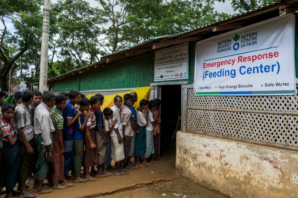 Des réfugiés rohingyas récemment arrivés font la queue pour obtenir un repas dans le camp de réfugiés de Kutupalong, au Bangladesh. 