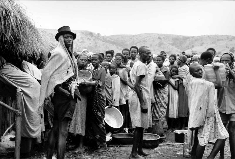 A la fin de l'époque coloniale, des conflits ont éclaté dans plusieurs régions d'Afrique dans les années 60, notamment - et ce n'est qu'un début - dans l'Etat du Rwanda en Afrique centrale. Ce groupe de Rwandais attend la distribution de nourriture dans un centre de réfugiés situé dans la vallée d'Oruchinga en Ouganda.