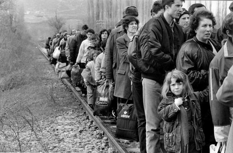 Quelques jours après les bombardements aériens de l'OTAN contre les positions serbes en 1999, près d'un million de civils ont fui ou ont été forcés de s'exiler du Kosovo, notamment ces civils à la frontière avec l'ancienne République yougoslave de Macédoine voisine.
