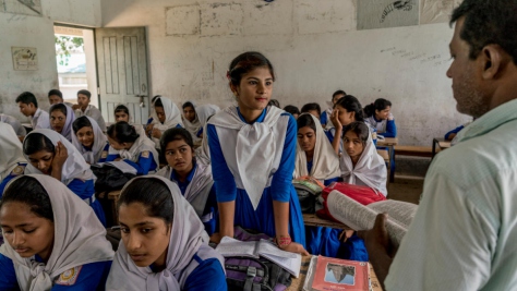 Des réfugiés rohingyas en classe aux côtés d'élèves bangladais au lycée de Kutapalong, près de Cox's Bazar au Bangladesh, le 28 juin 2018. L'établissement compte 1250 élèves de 11 à 17 ans dont 70 sont des réfugiés rohingyas. 