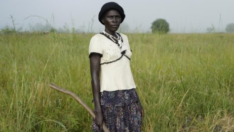 Grâce à des voisins généreux, Queen Chandia, réfugiée du Soudan du Sud, cultive la terre et fait pousser du riz en Ouganda. 