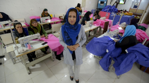 Zeinab, chef d'entreprise, emploie 43 femmes vulnérables, dont des réfugiées afghanes, dans son atelier de couture situé dans la ville iranienne de Shiraz. 