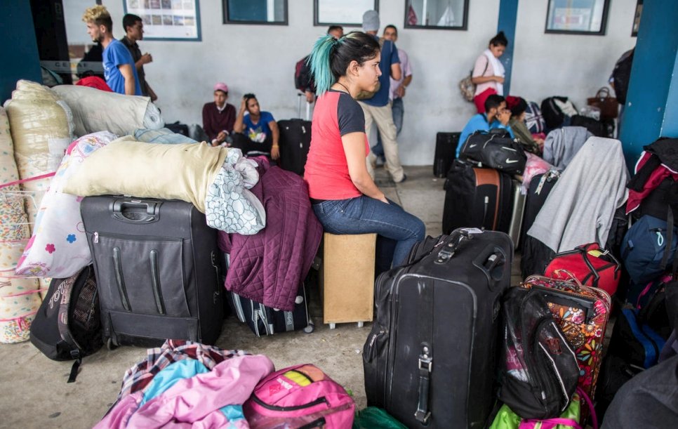 Des Vénézuéliens attendent l'examen de leurs documents d'identité par les autorités d'immigration à Tumbes, une ville péruvienne frontalière avec l'Equateur.