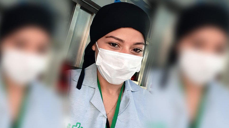Carmen Parra, médecin vénézuélienne, fait partie d'une équipe d'ambulanciers au Pérou qui rend visite à des patients potentiellement atteints du Covid-19 et qui les transporte à l'hôpital. 