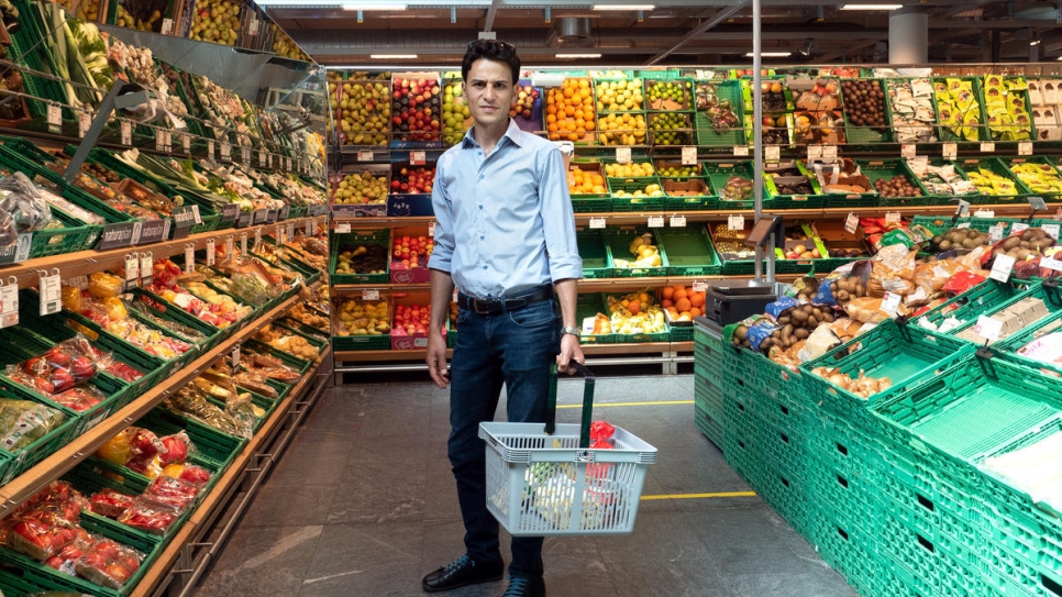 Shadi Shhadeh fait ses courses dans un supermarché à Genève, en Suisse. Avec d'autres volontaires réfugiés syriens, il achète de la nourriture et d'autres articles de première nécessité au bénéfice de personnes vulnérables qui restent chez elles pour se protéger du coronavirus. 