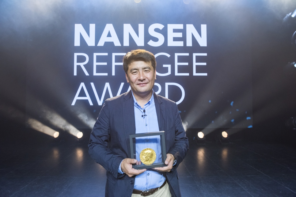 Human rights lawyer Azizbek Ashurov receives the 2019 Nansen Refugee Award. Through his organisation Ferghana Valley Lawyers Without Borders (FVLWB), he has helped well over 10,000 people to gain Kyrgyz nationality after they became stateless following the dissolution of the Soviet Union. Among them, some 2,000 children will now have the right to an education and a future with the freedom to travel, marry and work. His work has been central to Kyrgyz Republic in becoming the first country in the world to end statelessness