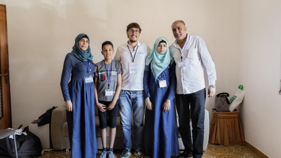Simone Scotta, de la Fédération des Églises évangéliques (au centre), avec une famille de réfugiés palestiniens de Syrie (de gauche à droite) Hanadi, 39 ans, Yasser Arafat, 13 ans, Sara, 16 ans et Ammar Issa, 48 ans. 