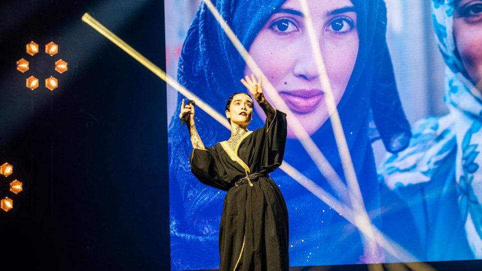 La chanteuse suisse Flèche Love interprète sa chanson 'Sisters' lors de la cérémonie de remise de la distinction Nansen 2019 à Genève. 