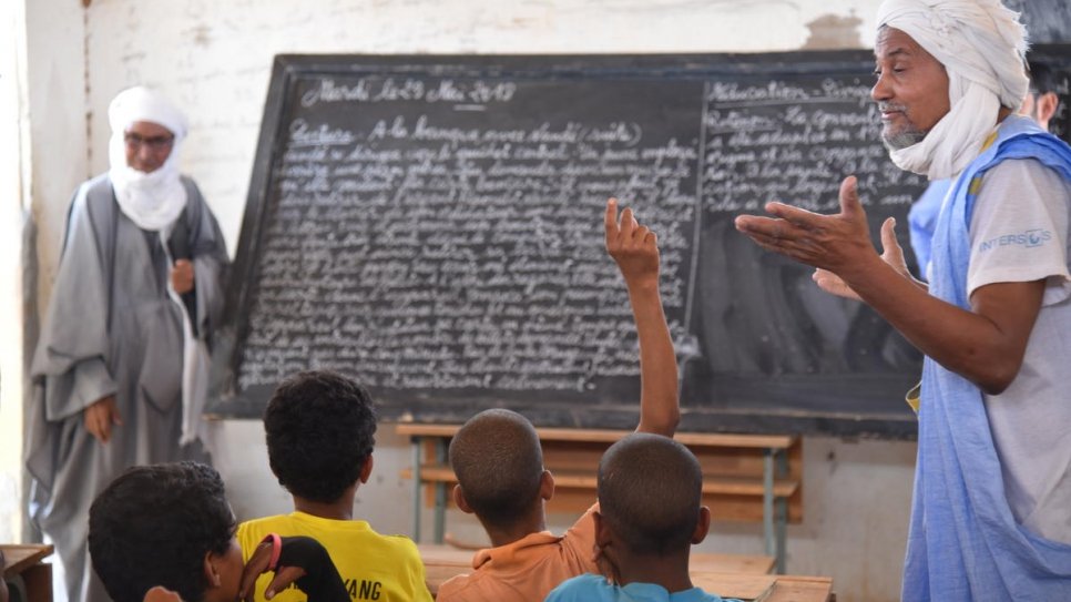 Une séance de classe dans le camp de Mbera, en Mauritanie, en mai 2018. Le HCR soutient l'enseignement primaire, notamment en versant une indemnité aux enseignants et pour l'entretien des installations scolaires 