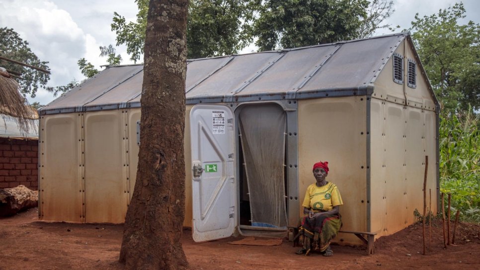 La réfugiée congolaise Apolina Nyassa, âgée de 86 ans, vit seule dans une unité de logement pour réfugiés (RHU) destinée aux personnes nécessitant une attention particulière, dans le camp de Nyarugusu en Tanzanie. 
