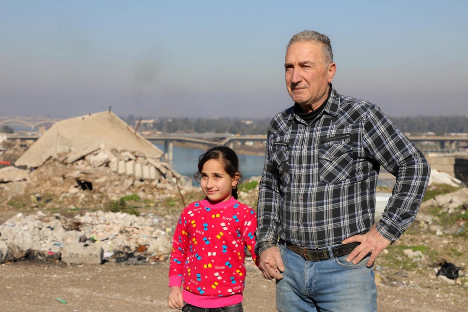 Saad et sa fille Ashwaq en promenade dans leur quartier en ruine de la vieille ville de Mossoul. 