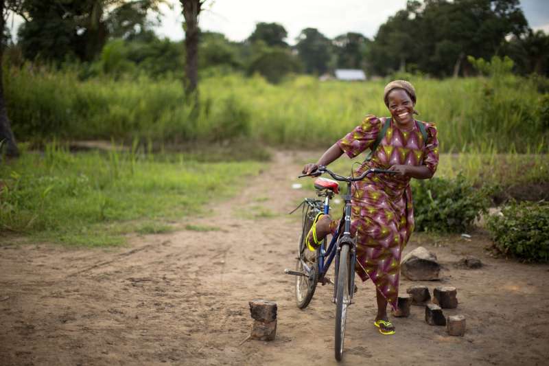 Soeur Angélique Namaika est souvent vue à bicyclette pour les visites aux jeunes filles qu'elle aide à Dungu et dans les villages voisins. Elle est laureate de la distinction 2013 Nansen du HCR pour les réfugiés