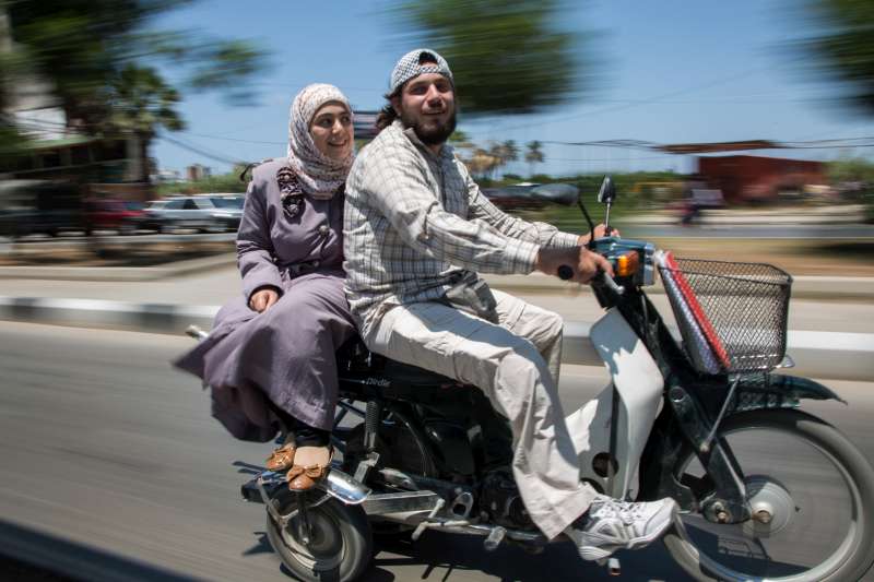 Ahmad (à droite) et son épouse, Nazmiya, prennent la route sur leur cyclomoteur pour offrir soutien et assistance aux réfugiés syriens et à leurs hôtes libanais, dont beaucoup sont handicapés.
