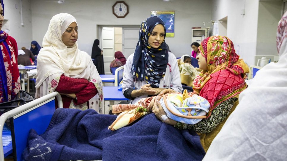 Saleema (au centre) avec sa superviseure Humaira Bilgis et une patiente à l'hôpital de la Sainte Famille. 