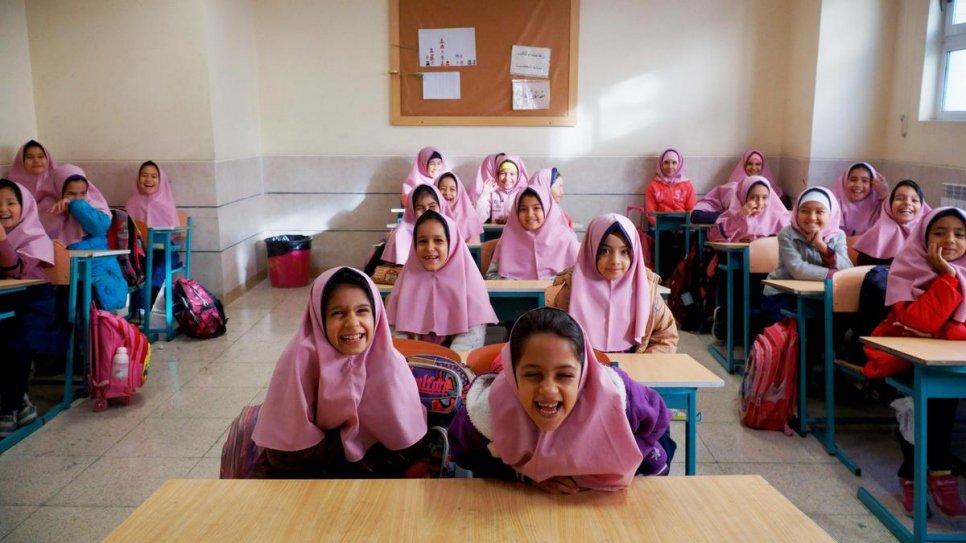 Les élèves de l'école primaire de Vahdat essaient de contenir leurs rires pour une photo de groupe avant que leur professeur n'arrive en classe. 