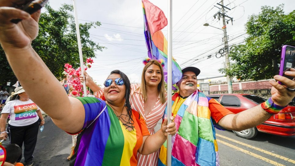 La militante LGBTI Bianka Rodriguez rencontre des participants à la Gay Pride à San Salvador. 