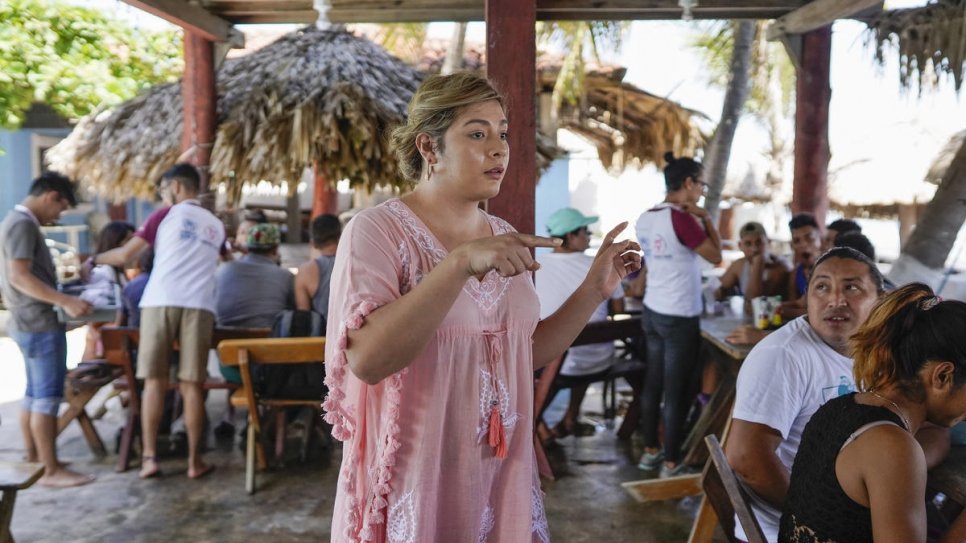 La militante LGBTI Bianka Rodriguez participe à un exercice pour la confiance en soi lors d'un séminaire LGBTI à San Blas Beach, au Salvador. 