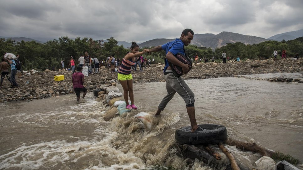 Des Vénézuéliens traversent la rivière Tachira en quête de nourriture et de sécurité à Cúcuta, Colombie. 