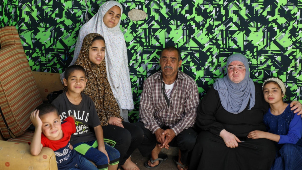 Mustafa, Sherin et leurs cinq enfants (Nour, 15 ans, Fadia, 14 ans, Nadia, 12 ans, Muhammad, 10 ans et Abed, 5 ans) sont en Jordanie depuis 2013 après avoir fui leur foyer à Damas, en Syrie.  