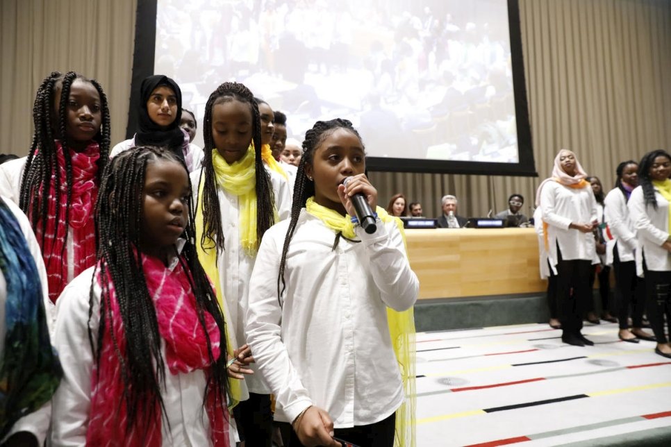 Le choeur Pihcintu se produit à l'occasion d'un événement marquant l'adoption du Pacte mondial sur les réfugiés au siège de l'ONU à New York.  