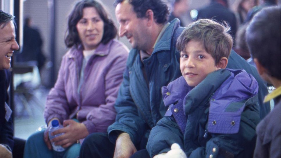 Arrivée à l'aéroport de Roissy, Paris, de réfugiés kosovars* temporairement évacués depuis l'Ex-République yougoslave de Macédoine en avril 1999. 