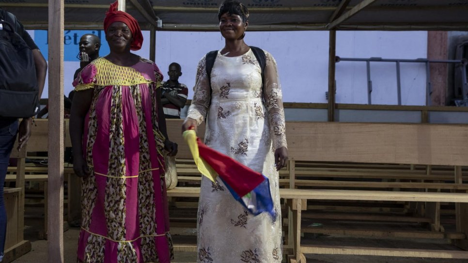Marie Josephat Bemba (à gauche), de retour au pays, sourit en arrivant à Bangui avec ses filles et sa petite-fille.  