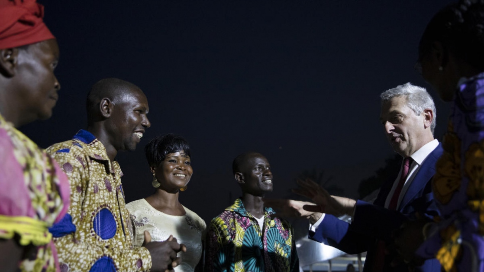 Le Haut Commissaire des Nations Unies pour les réfugiés, Filippo Grandi (à droite), écoute les réfugiés de retour en République centrafricaine. 