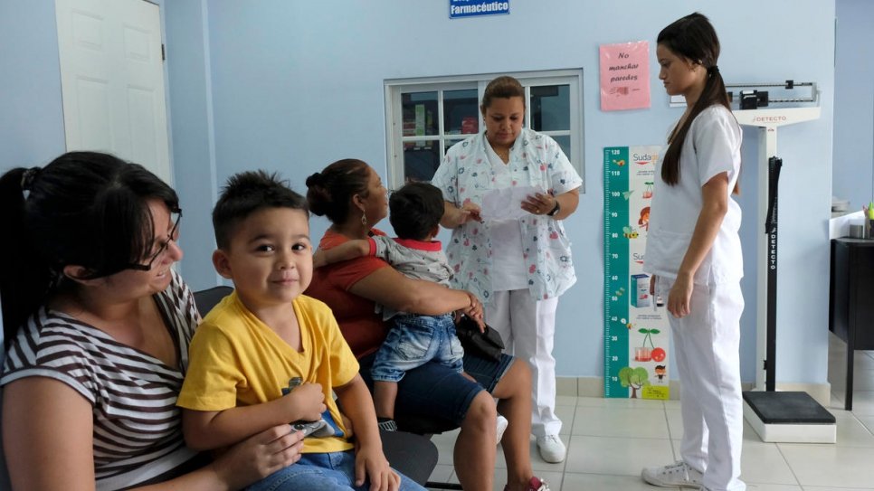 Des résidents du quartier en visite au Centre de soutien global de la Sainte Trinité, administré avec l'appui du HCR à Chamalecón, un quartier de San Pedro Sula, au Honduras.