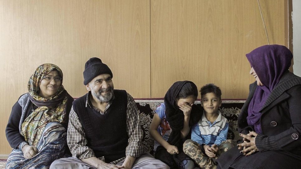 Les membres d'une famille de réfugiés afghans qui bénéficient du système d'assurance maladie public et universel. 