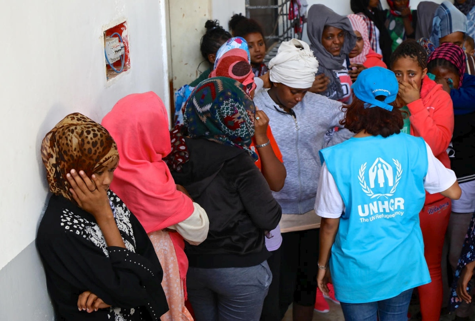 Des réfugiés et des demandeurs d'asile sont pris en charge à l'aéroport international de Tripoli, avant d'embarquer pour un vol d'évacuation d'urgence vers Niamey au Niger. Mai 2018. 