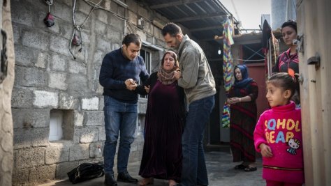 Mohammed Issa (à gauche), 33 ans, originaire de Hassakeh, dans le nord de la Syrie, rend visite à un patient au camp de Darashakran, près de la ville d'Erbil, la capitale de la région du Kurdistan irakien.