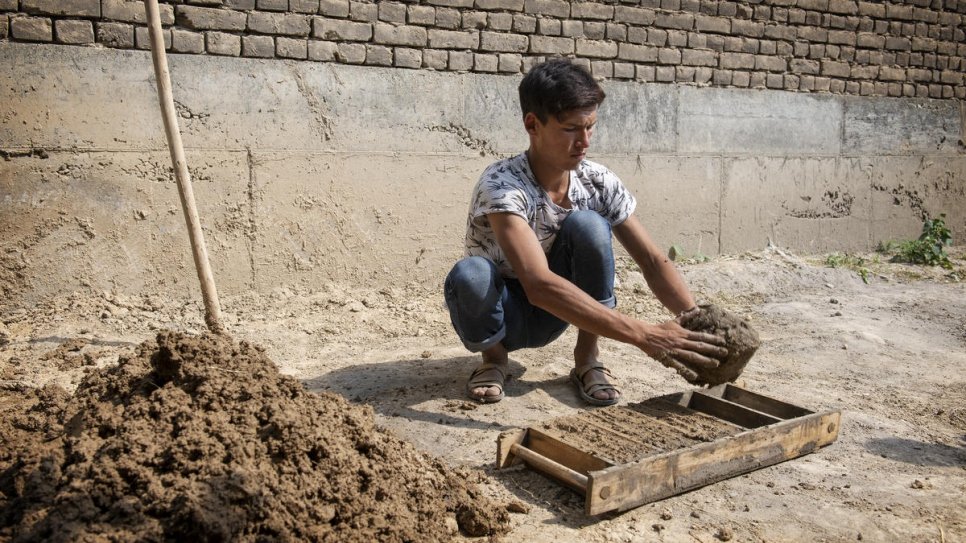 Nazir a été forcé de joindre les deux bouts en construisant des maisons en briques d'argile. 