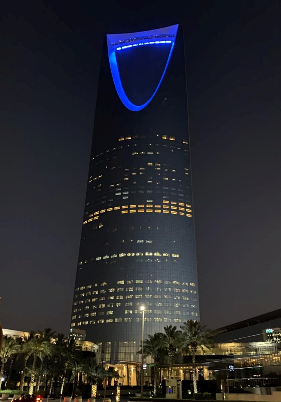 La Kingdom Tower, à Riyad, est illuminée de la couleur bleue des Nations Unies pour la Journée mondiale du réfugié.   