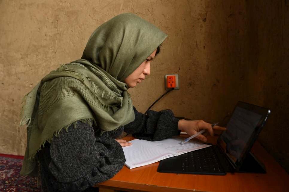 Kobra Yusufy, afgana de veintisiete años, estudia en su casa en Kabul, Afganistán. 