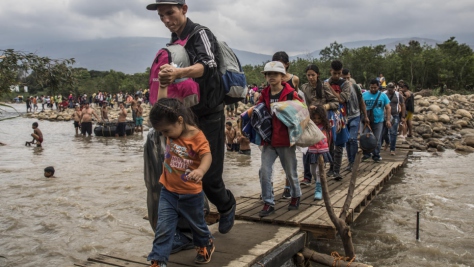 Venezolanos cruzan el río Táchira para ingresar a Colombia, en abril de 2019.