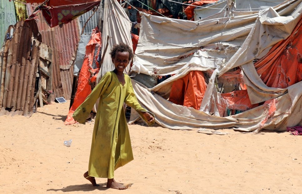 Una niña somalí camina delante de un refugio improvisado en un asentamiento para desplazados internos en Mogadiscio, en Somalia, el 1 de abril de 2020. 