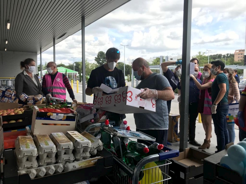 Entrega de alimentos por parte de la Asociación Triángulo a Refugiados Sin Fronteras, para su posterior distribución. 