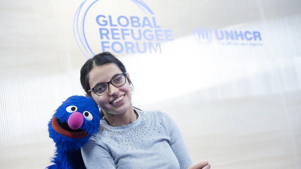 Nujeen Mustafa, une réfugiée syrienne, interviewée par Grover, la marionnette bleue de la série télévisée éducative américaine « 1, rue Sésame ». 