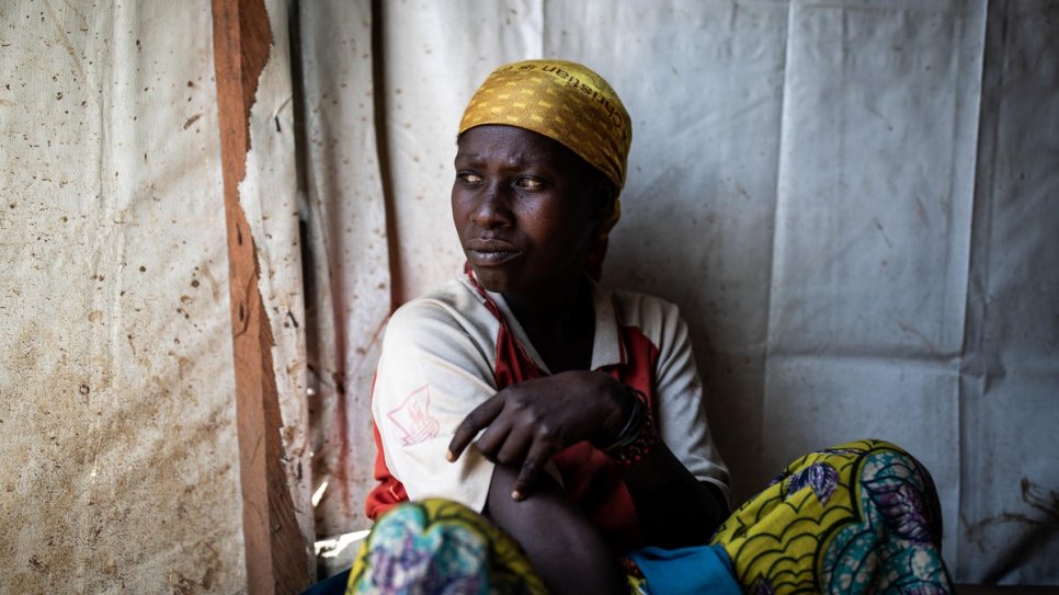 Vumuli, 35 ans, se trouve à l'extérieur d'une église utilisée comme abri temporaire par des déplacés internes à Drodro, dans la province de l'Ituri, en République démocratique du Congo. 