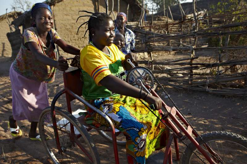 Une réfugiée handicapée originaire de République centrafricaine sur le chemin de l'école dans le camp d'Amboko.