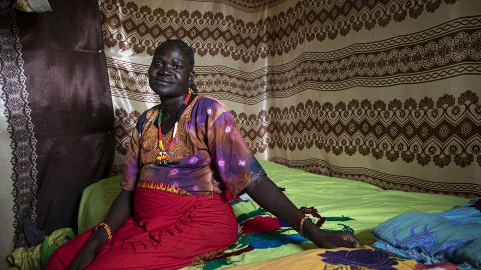Florence Idiongo, réfugiée sud soudanaise, devant sa maison récemment construite au camp de Kalobeyei, Kenya. Auparavant, elle a vécu deux ans sous une tente. 