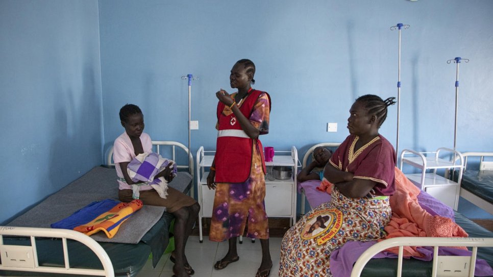 Florence Idiongo travaille bénévolement comme agent de santé communautaire à l'hôpital proche du camp de Kalobeyei. Exploité par la Croix-Rouge du Kenya, partenaire du HCR, l'hôpital accueille les réfugiés et les membres de la communauté hôte. 